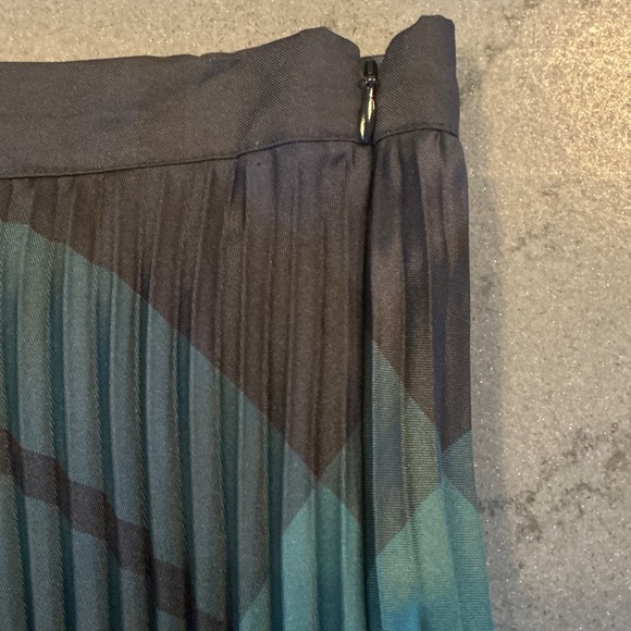 Talbots Black Green and Navy Tartan A-Line Pleated Skirt - Picture 5 of 8